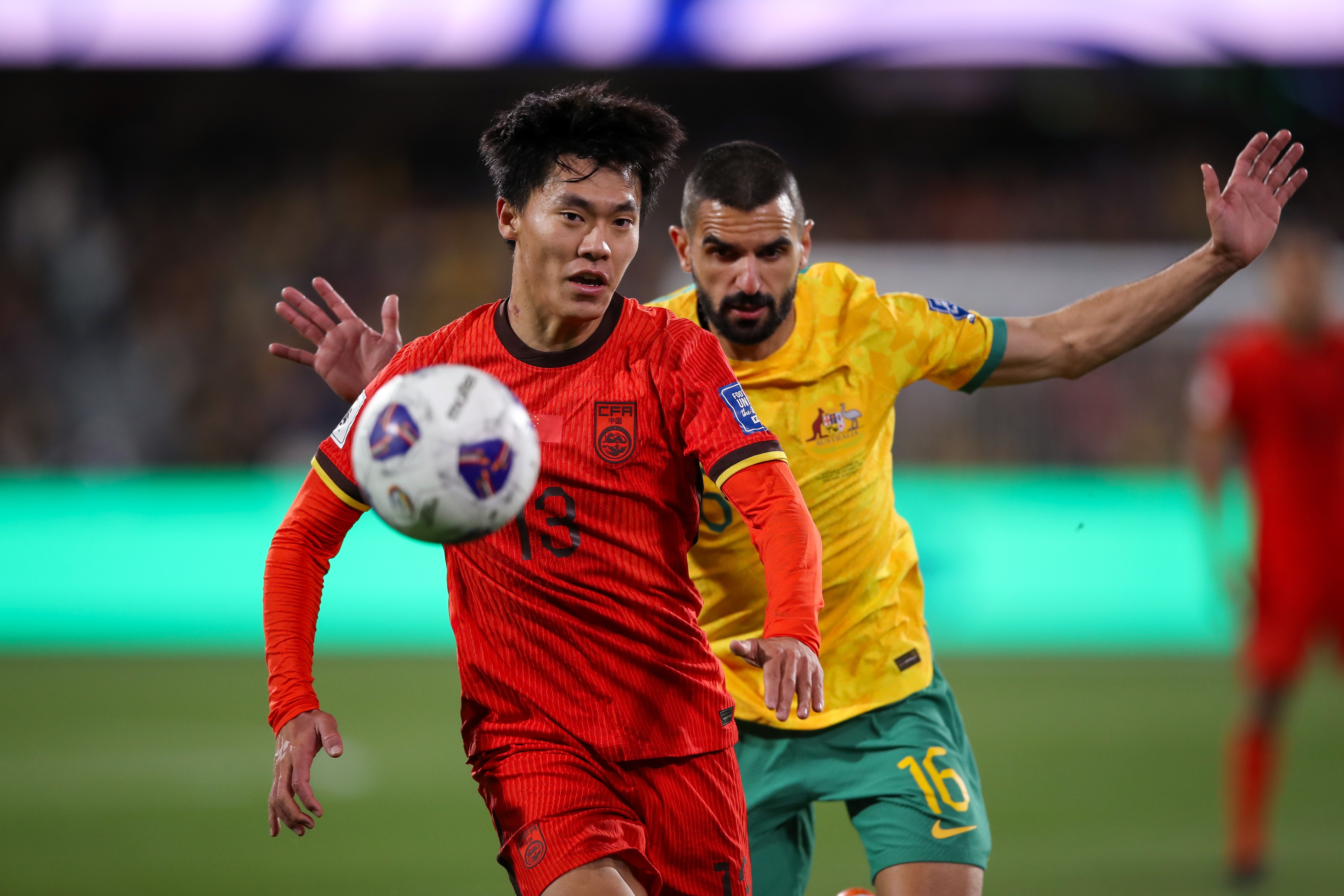 足球场上热血澎湃，球员拼搏不止