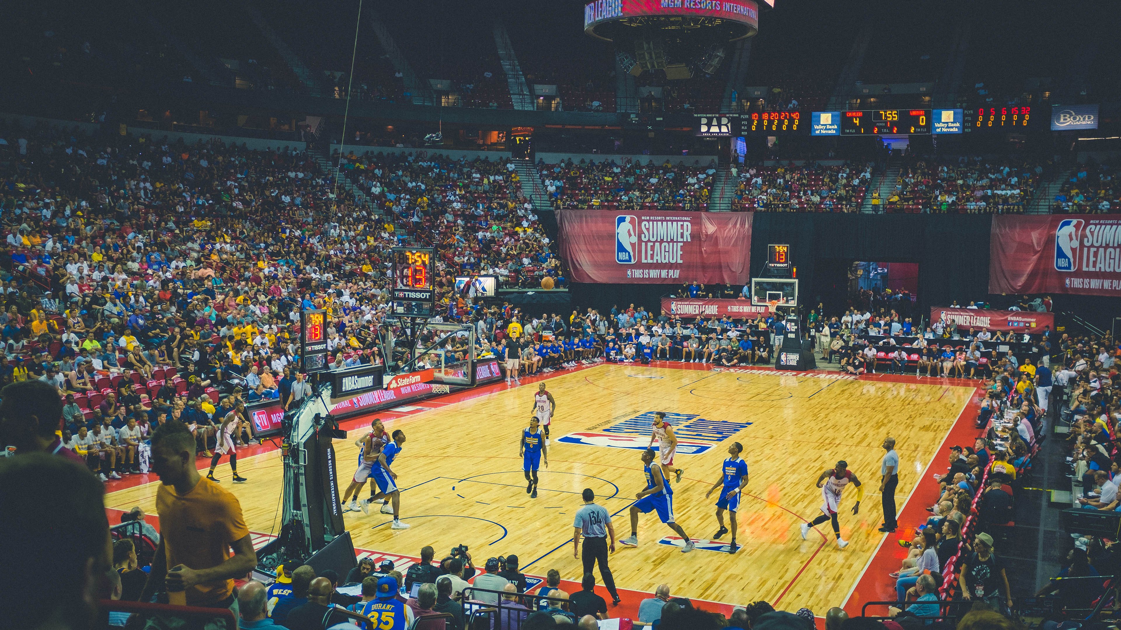 詹姆斯新星重返赛场表现突出,公牛前途光明!观众掌声雷动