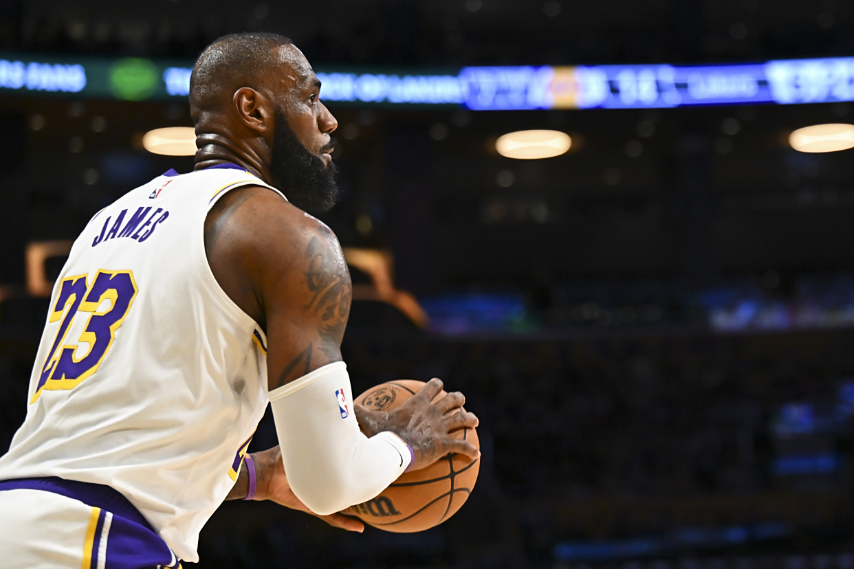 詹姆斯新星重返赛场表现突出,公牛前途光明!观众掌声雷动 詹姆斯新星重返赛场表现突出,公牛前途光明!观众掌声雷动